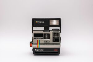 Lire la suite à propos de l’article La Magie des Photos Polaroid : Capturer des Souvenirs à l&rsquo;Ère Numérique
