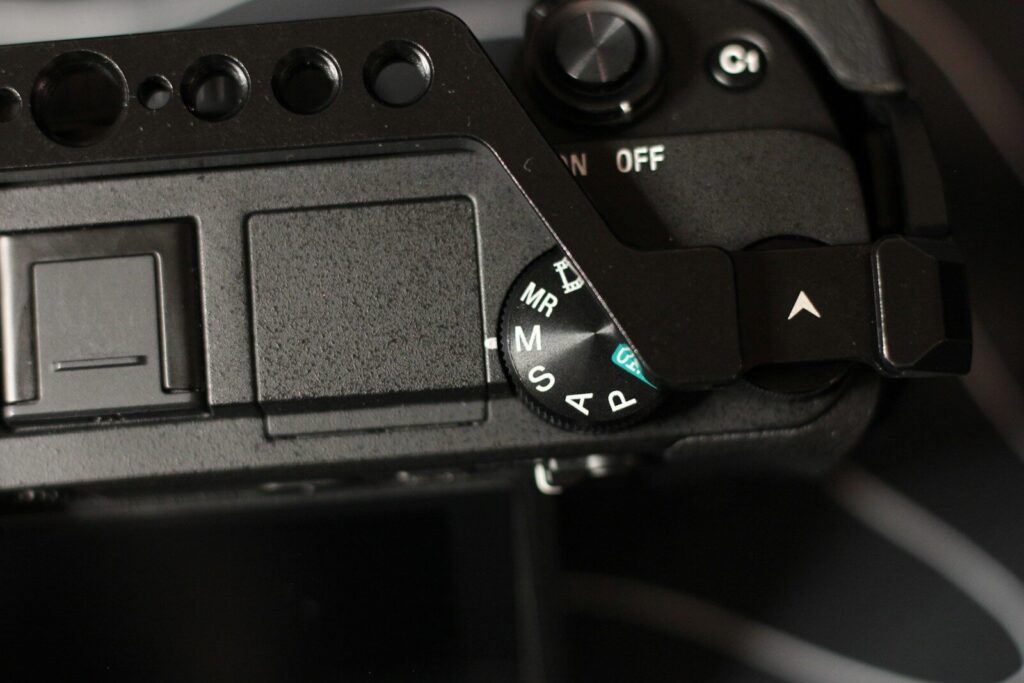 Fotógrafo ajusta as configurações da câmara ao ar livre.
